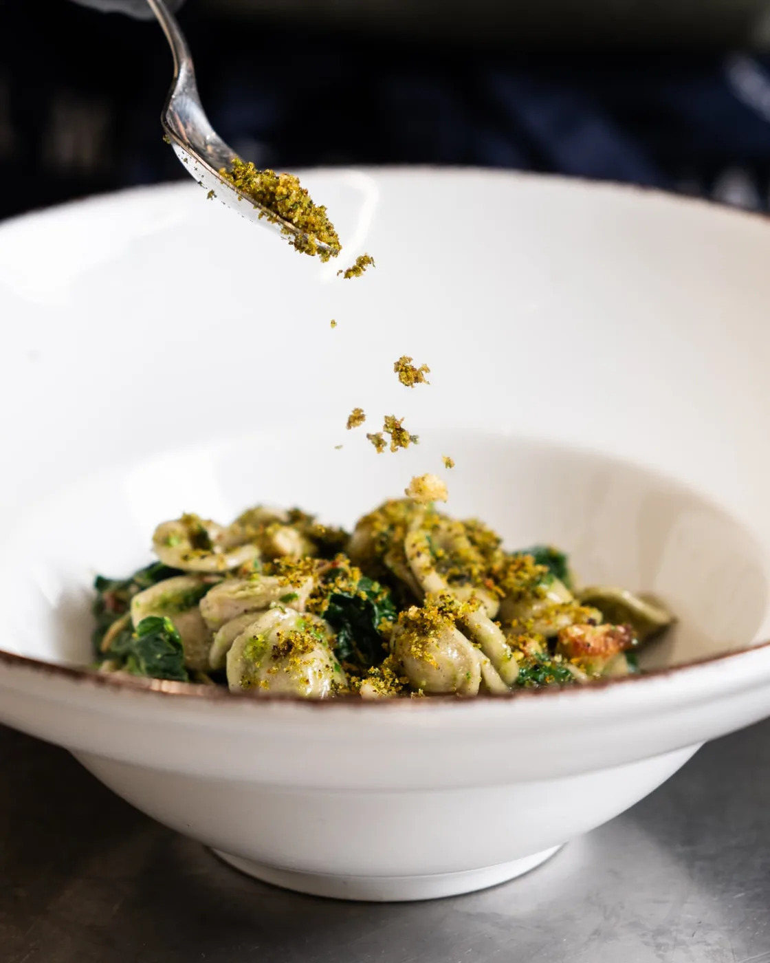 Orecchiette con cime di rapa e mollica croccante in impiattamento