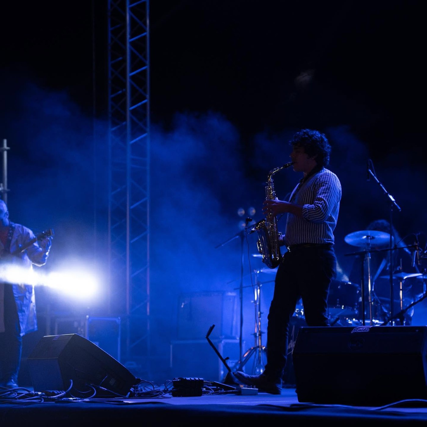 Sassofonista sul palco del Secolare Fest con luci blu