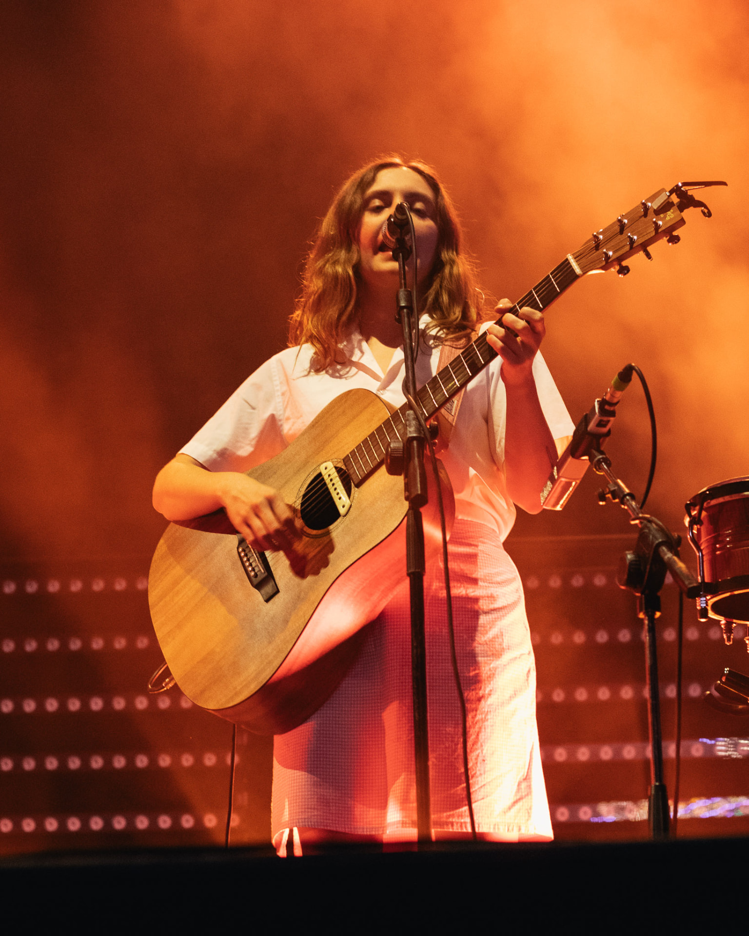 Concerto Colapesce e Dimartino a Corato — cantante con chitarra acustica