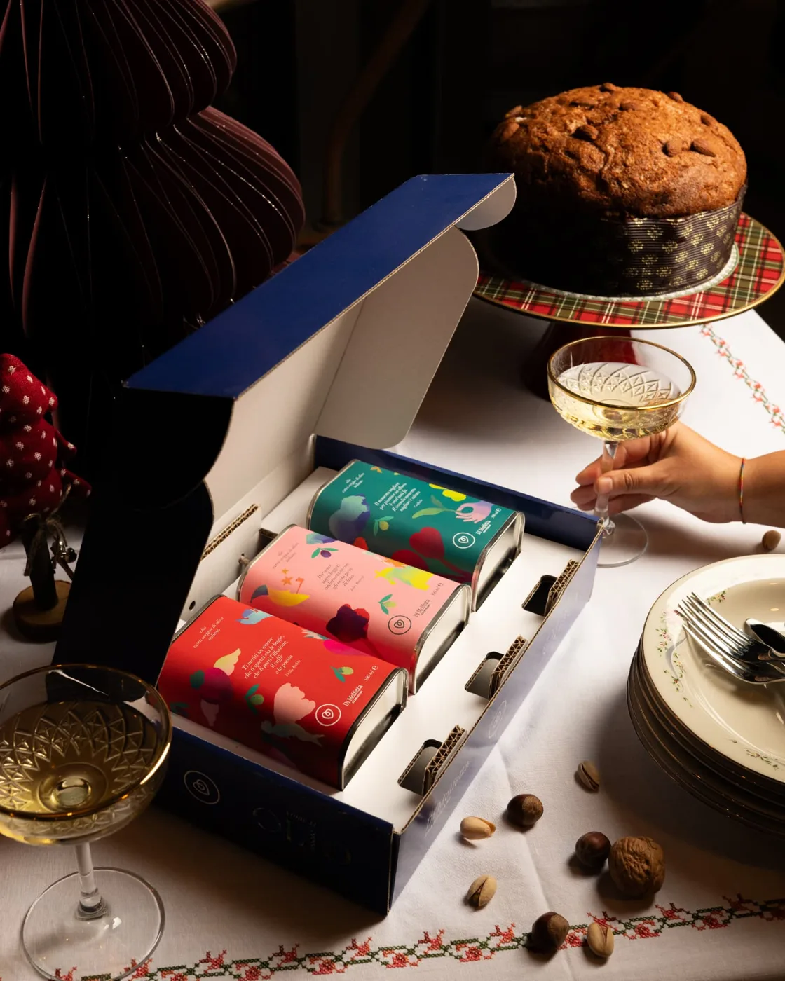 Cofanetto di latte illustrate su tavola natalizia con panettone