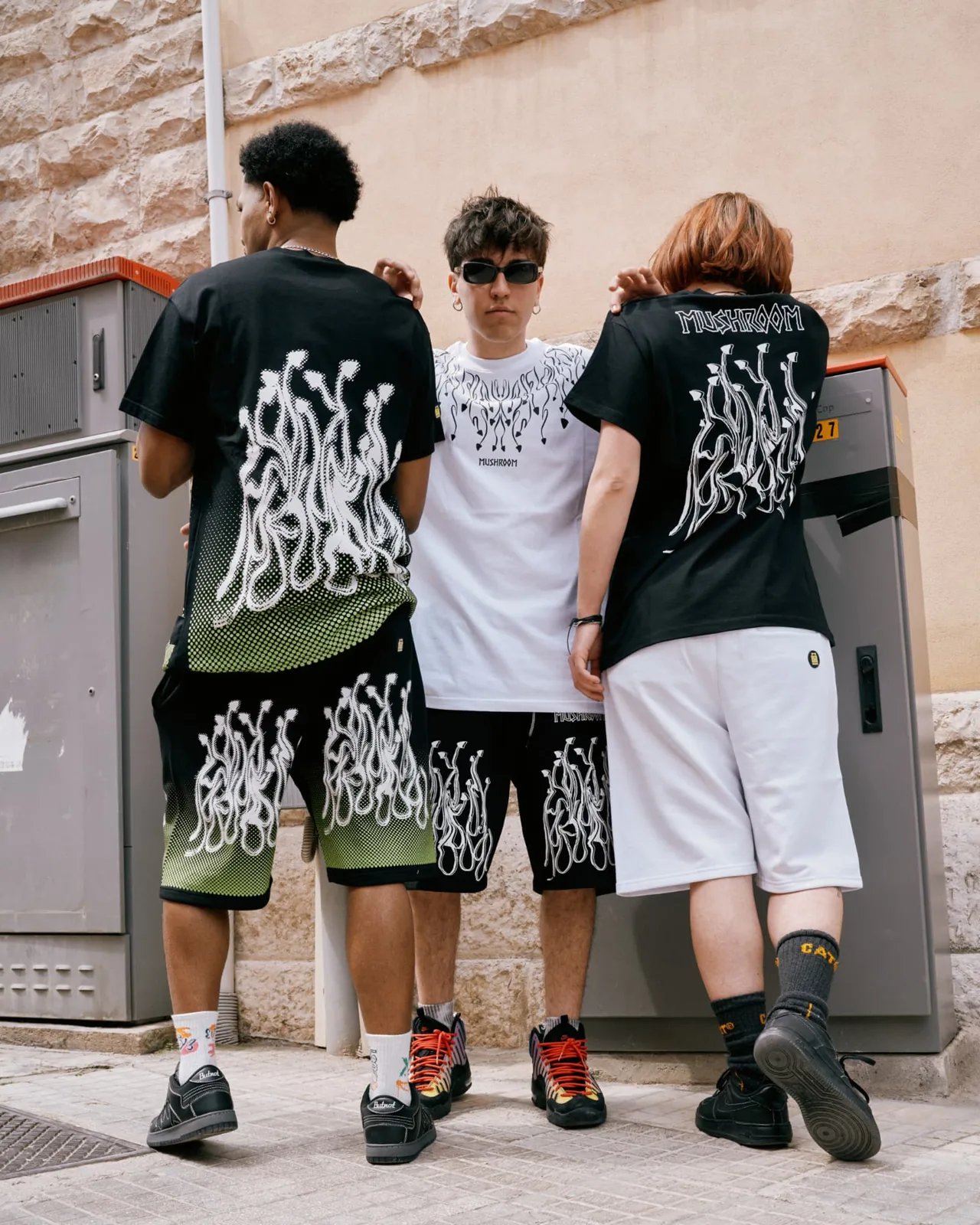 Tre modelli di spalle con completi total look stampati in strada