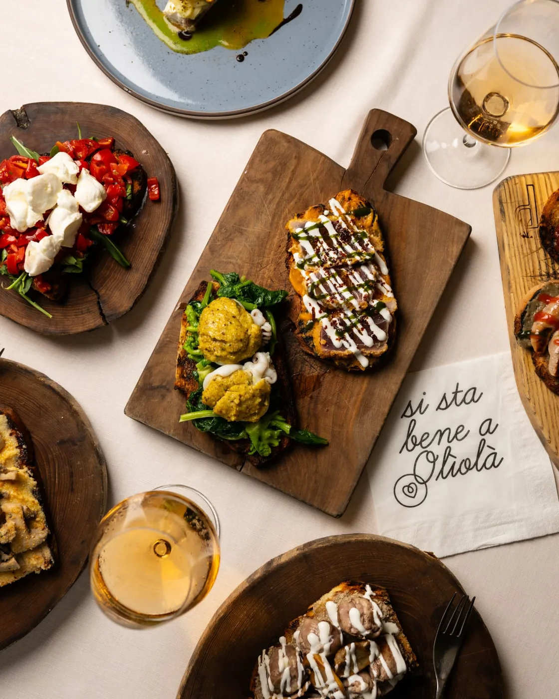Tavolata di bruschette gourmet Olì Olà viste dall’alto