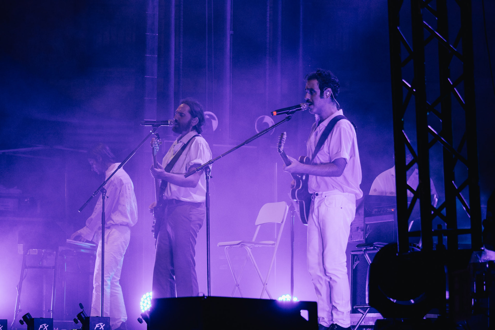 Concerto Colapesce e Dimartino a Corato — duo sul palco con luci viola