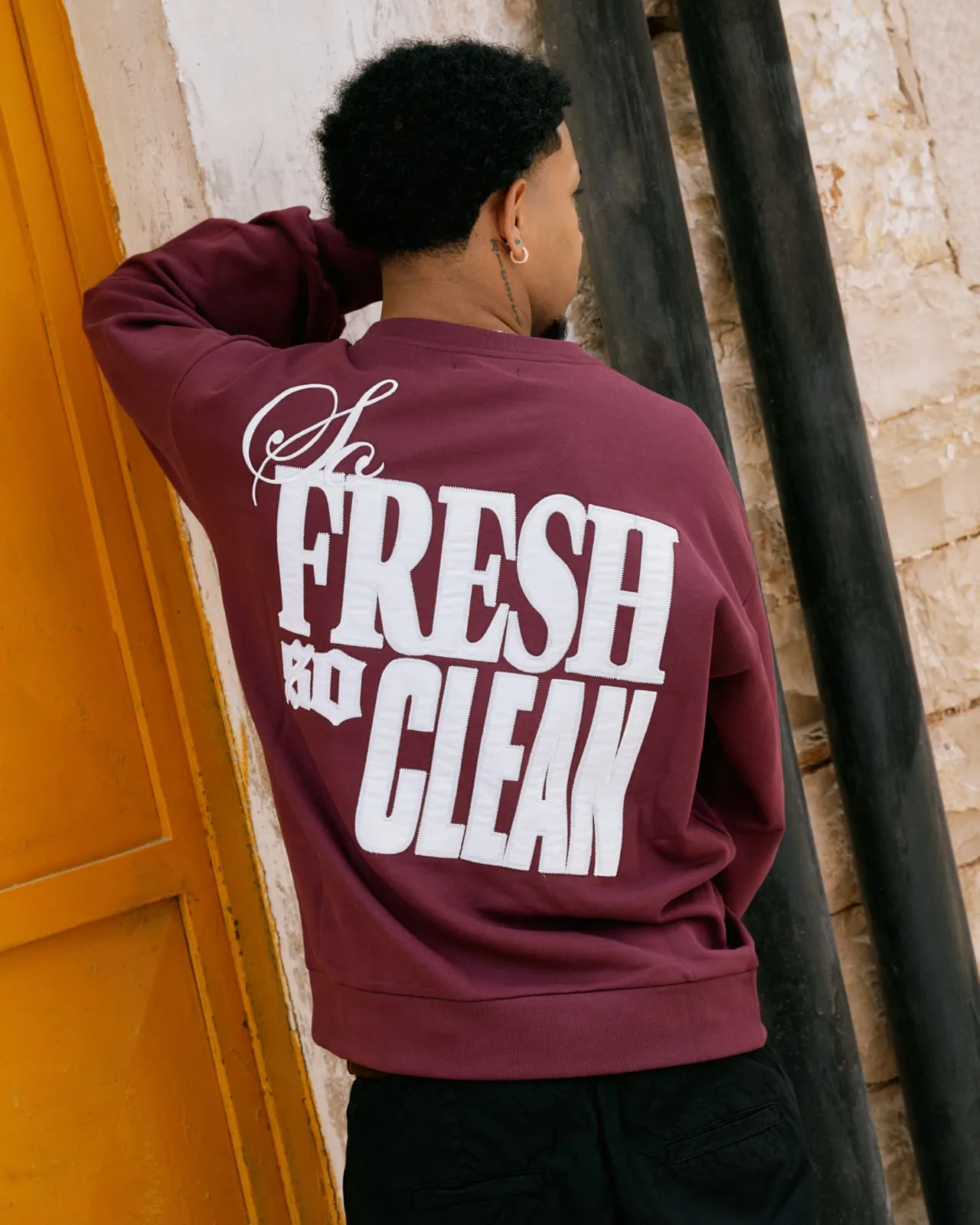 Modello di spalle con felpa bordeaux e lettering So Fresh So Clean