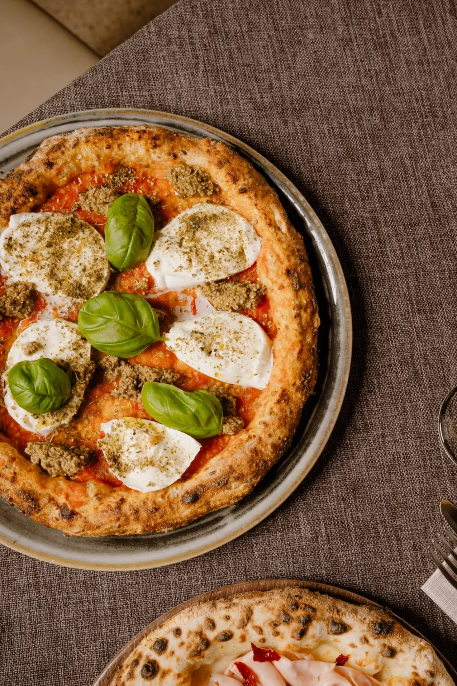 Margherita con mozzarella, pesto e basilico vista dall’alto