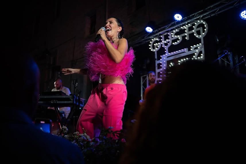 Cantante con boa fucsia sul palco del Gusto Jazz a Corato