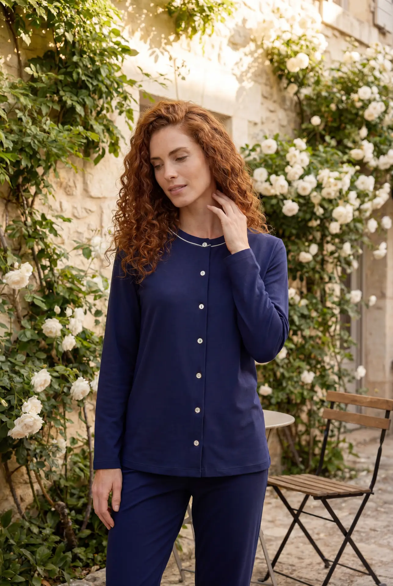 Andra — Navy — corte con rose bianche